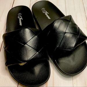 Akira Forever Black Basket Weave Slide Sandal Women’s Size 6.5